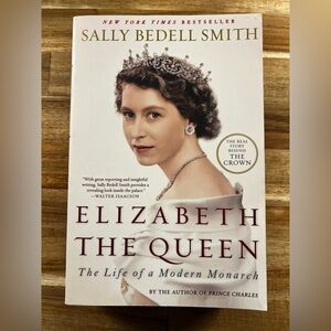 Elizabeth the Queen: The Life of a Modern Monarch - Paperback